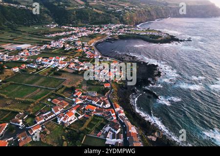 Foto con drone della costa, che mostra la campagna, alcune case e l'oceano di Sao Miguel Island, Azzorre, Portogallo. Foto Stock