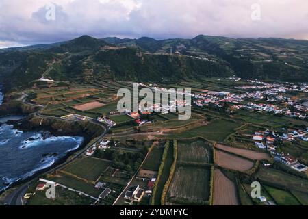 Foto con drone della costa, che mostra la campagna, alcune case e l'oceano di Sao Miguel Island, Azzorre, Portogallo. Foto Stock