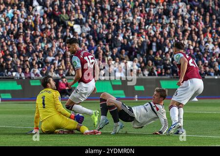 Łukasz Fabiański del West Ham United salva un colpo da Rasmus Højlund del Manchester United durante la partita di Premier League West Ham United vs Manchester United al London Stadium, Londra, Regno Unito, 27 ottobre 2024 (foto di Mark Cosgrove/News Images) Foto Stock