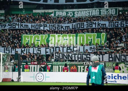 Brema, Germania. 26 ottobre 2024. Appassionati di striscioni/Ultras SV Werder Bremen gegen Anstosszeiten GER, SV Werder Bremen vs. Bayer 04 Leverkusen, Fussball, Bundesliga, Spieltag 8, Spielzeit 2024/25, LE NORMATIVE DFL del 26.10.2024 VIETANO QUALSIASI USO DI FOTOGRAFIE COME SEQUENZE DI IMMAGINI E/O QUASI-VIDEO foto: Eibner-Pressefoto/Marcel von Fehrn credito: dpa/Alamy Live News Foto Stock