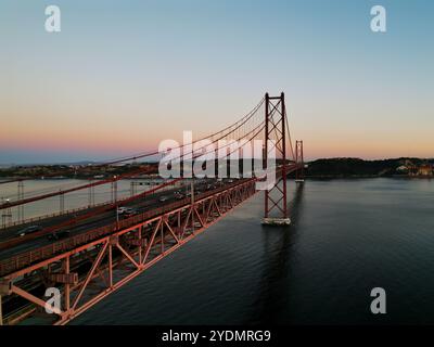 Lisbona, Portogallo. Ponte 25 de Abril con Lisbona sullo sfondo Foto Stock