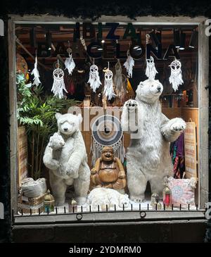 Barcellona, Spagna. 27 ottobre 2024. Gli orsi polari abbelliscono un negozio a Barcellona. Una prima visita nelle strade del centro di Barcellona rivela una meravigliosa architettura in ogni isolato della città. (Credit Image: © Bruce Chambers/ZUMA Press Wire) SOLO PER USO EDITORIALE! Non per USO commerciale! Foto Stock