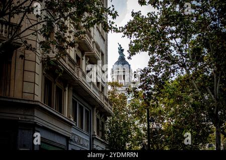 Barcellona, Spagna. 27 ottobre 2024. Una prima visita nelle strade del centro di Barcellona rivela una meravigliosa architettura in ogni isolato della città. (Credit Image: © Bruce Chambers/ZUMA Press Wire) SOLO PER USO EDITORIALE! Non per USO commerciale! Foto Stock