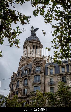 Barcellona, Spagna. 27 ottobre 2024. Una prima visita nelle strade del centro di Barcellona rivela una meravigliosa architettura in ogni isolato della città. (Credit Image: © Bruce Chambers/ZUMA Press Wire) SOLO PER USO EDITORIALE! Non per USO commerciale! Foto Stock