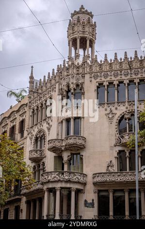 Barcellona, Spagna. 27 ottobre 2024. Una prima visita nelle strade del centro di Barcellona rivela una meravigliosa architettura in ogni isolato della città. (Credit Image: © Bruce Chambers/ZUMA Press Wire) SOLO PER USO EDITORIALE! Non per USO commerciale! Foto Stock