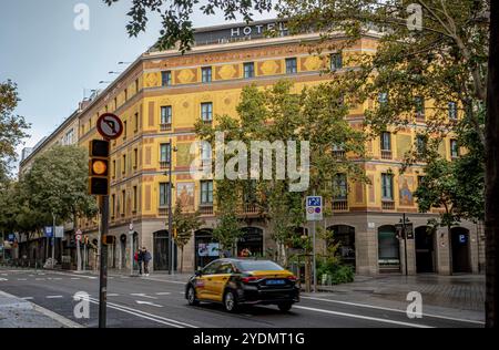 Barcellona, Spagna. 27 ottobre 2024. Una prima visita nelle strade del centro di Barcellona rivela una meravigliosa architettura in ogni isolato della città. (Credit Image: © Bruce Chambers/ZUMA Press Wire) SOLO PER USO EDITORIALE! Non per USO commerciale! Foto Stock