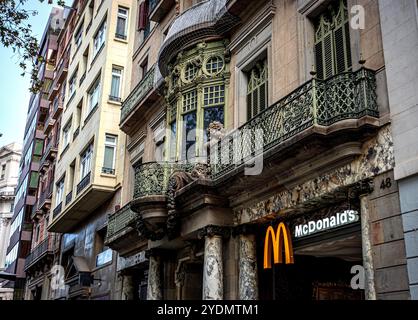 Barcellona, Spagna. 27 ottobre 2024. Una prima visita nelle strade del centro di Barcellona rivela una meravigliosa architettura in ogni isolato della città. (Credit Image: © Bruce Chambers/ZUMA Press Wire) SOLO PER USO EDITORIALE! Non per USO commerciale! Foto Stock