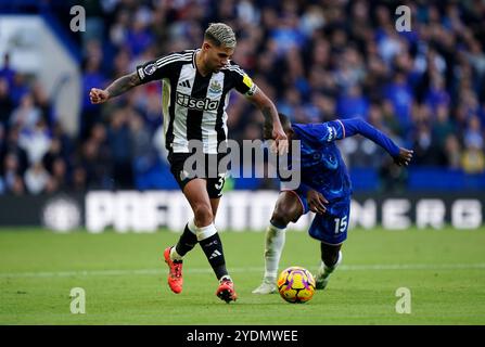 Bruno Guimaraes (sinistra) del Newcastle United e Nicolas Jackson (destra) del Chelsea si battono per il pallone durante la partita di Premier League allo Stamford Bridge di Londra. Data foto: Domenica 27 ottobre 2024. Foto Stock