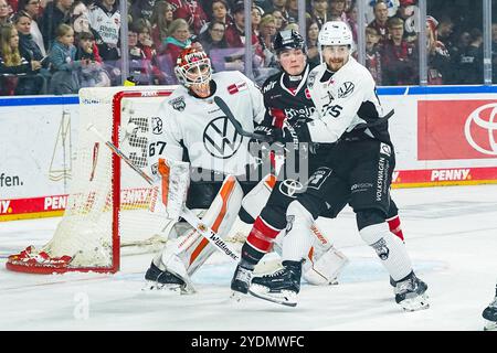 Germania. 27 ottobre 2024. Eishockey Penny-DEL 13.Spieltag Koelner Haie - Grizzlys Wolfsburg AM 27.10.2024 in der Lanxess Arena a Koeln Hannibal Weitzmann ( Wolfsburg ), Links - Justin Schuetz ( Koeln ), mitte - Fabio Pfohl ( Wolfsburg ), rechts Gemaess den Vorgaben der DEL Deutsche Eishockey Liga ist die Publikation und Weiterverwertung der Foto: Revierfoto credito: ddp media GmbH/Alamy Live News Foto Stock