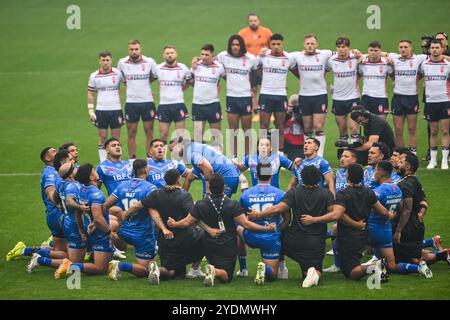 Le Samoa si esibiscono lì Manu Siva Tau in vista della partita delle ABK Beer Internationals Series Inghilterra vs Samoa al Brick Community Stadium, Wigan, Regno Unito, 27 ottobre 2024 (foto di Craig Thomas/News Images) Foto Stock