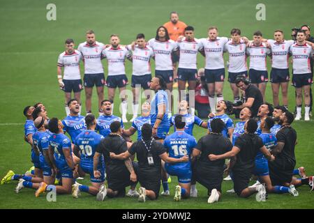 Le Samoa si esibiscono lì Manu Siva Tau in vista della partita delle ABK Beer Internationals Series Inghilterra vs Samoa al Brick Community Stadium, Wigan, Regno Unito, 27 ottobre 2024 (foto di Craig Thomas/News Images) Foto Stock