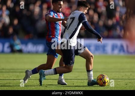 Mikey Moore (a destra) del Tottenham Hotspur e Daniel Munoz del Crystal Palace si battono per il pallone durante la partita di Premier League al Selhurst Park di Londra. Data foto: Domenica 27 ottobre 2024. Foto Stock