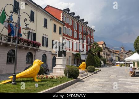 CANNOBIO, 19 LUGLIO 2024: Veduta del Municipio e del lungolago di Cannobio sul Lago maggiore. Questa pittoresca città di Cannobio è molto popolare Foto Stock