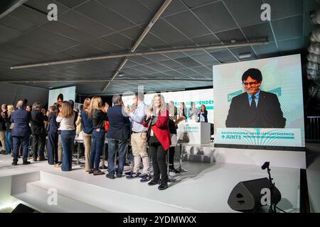 Calella, Spagna. 27 ottobre 2024. L'ultimo giorno del congresso per il partito indipendentista Junts guidato dall'ex presidente Puigdemont, dove è stata ratificata la nuova dirigenza del partito, con Puigdemont in prima linea. Último día del congreso del partido independent de Puigdemont, 'Junts', donde se ha ratificado la nueva ejecutiva del partido, con el expresidente Puigdemont al frente. Nella foto: carles puigdemont News-Politics-Calella, Barcellona, Spagna domenica, ottobre, 27, 2024 (foto di Eric Renom/LaPresse) credito: LaPresse/Alamy Live News Foto Stock