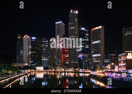 Singapore - 16 agosto 2024: Vista dello skyline di Singapore da Clarke Quay. Alti e moderni edifici di notte Foto Stock