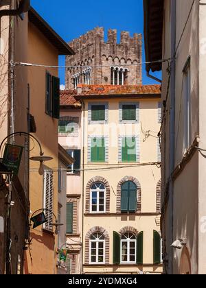 Lucca bellissimo vicolo medievale con la Chiesa di San Frediano, il campanile merlato Foto Stock