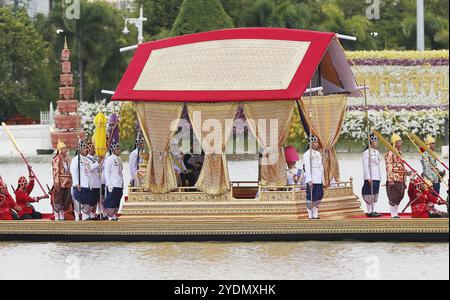 Bangkok, Thailandia. 27 ottobre 2024. Il re della Thailandia Maha Vajiralongkorn e la regina Suthida partecipano alla Royal Barge Procession. La cerimonia della processione della chiatta reale si svolge presso il fiume Chao Phraya il 27 ottobre per presentare il catino reale, o le vesti, al monaco buddista, o la cerimonia di rito buddista Royal Kathin. (Foto di Chaiwat Subprasom/SOPA Images/Sipa USA) credito: SIPA USA/Alamy Live News Foto Stock