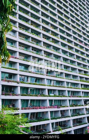 Singapore - 14 agosto 2024: Il famoso Marina Bay Sands Hotel. Incredibile vista dal basso delle torri moderne e del ponte SkyPark sulla cima dei grattacieli Foto Stock