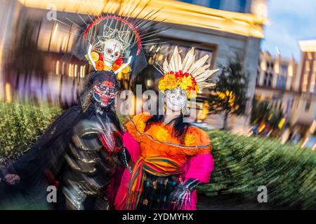 Miami, Florida, Stati Uniti. 26 ottobre 2024. Partecipanti alla festa DÃ-a de Muertos Day of the Dead a Coral Gables, Florida, il 26 ottobre 2024. (Immagine di credito: © Ronen Tivony/ZUMA Press Wire) SOLO PER USO EDITORIALE! Non per USO commerciale! Foto Stock