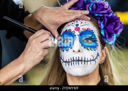 Miami, Florida, Stati Uniti. 26 ottobre 2024. Partecipa alla celebrazione del DÃ-a de Muertos Day of the Dead a Coral Gables, Florida, il 26 ottobre 2024. (Immagine di credito: © Ronen Tivony/ZUMA Press Wire) SOLO PER USO EDITORIALE! Non per USO commerciale! Foto Stock