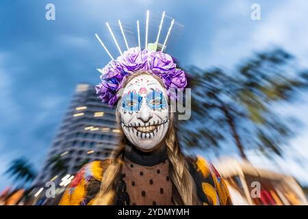 Miami, Florida, Stati Uniti. 26 ottobre 2024. Partecipa alla celebrazione del DÃ-a de Muertos Day of the Dead a Coral Gables, Florida, il 26 ottobre 2024. (Immagine di credito: © Ronen Tivony/ZUMA Press Wire) SOLO PER USO EDITORIALE! Non per USO commerciale! Foto Stock