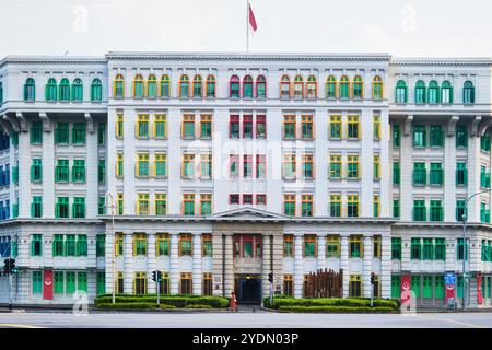 Singapore - 16 agosto 2024: Persiane e finestre dai colori vivaci sul caratteristico edificio della stazione di polizia di Old Hill Street Foto Stock