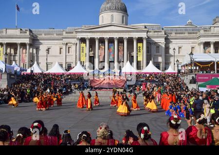 Londra, Inghilterra, Regno Unito. 27 ottobre 2024. I ballerini si esibiscono a Trafalgar Square durante il festival annuale Diwali on the Square. (Credit Image: © Vuk Valcic/ZUMA Press Wire) SOLO PER USO EDITORIALE! Non per USO commerciale! Foto Stock