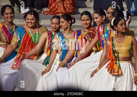 Londra, Inghilterra, Regno Unito. 27 ottobre 2024. I ballerini si esibiscono a Trafalgar Square durante il festival annuale Diwali on the Square. (Credit Image: © Vuk Valcic/ZUMA Press Wire) SOLO PER USO EDITORIALE! Non per USO commerciale! Foto Stock