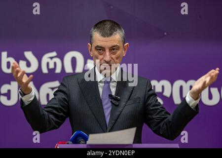 Tbilisi, Georgia. 27 ottobre 2024. A conclusione della sua conferenza stampa, Giorgi Gakharia apre le mani con un gesto ampio, rivolgendosi ai giornalisti e ai sostenitori riuniti. In piedi sullo sfondo viola con l'emblema della sua festa, fa un'ottima dichiarazione di chiusura. (VX Photo/Vudi Xhymshiti) crediti: VX Pictures/Alamy Live News Foto Stock