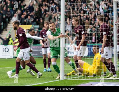 Edimburgo, Regno Unito. 27 ottobre 2024. Scottish Premiership - Hibernian FC V Heart of Midlothian FC 27/10/20/24 l'attaccante degli Hibs, Mykola Kukharevych, celebra dopo aver messo la squadra di casa 1-0 in prima linea al 65° minuto mentre gli Hibs affrontano i rivali della città Hearts all'Easter Road Stadium di Edimburgo, Regno Unito. Crediti: Ian Jacobs/Alamy Live News Foto Stock