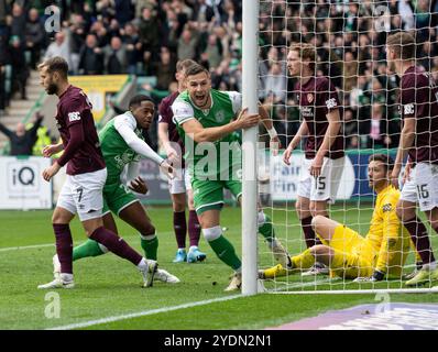 Edimburgo, Regno Unito. 27 ottobre 2024. Scottish Premiership - Hibernian FC V Heart of Midlothian FC 27/10/20/24 l'attaccante degli Hibs, Mykola Kukharevych, celebra dopo aver messo la squadra di casa 1-0 in prima linea al 65° minuto mentre gli Hibs affrontano i rivali della città Hearts all'Easter Road Stadium di Edimburgo, Regno Unito. Crediti: Ian Jacobs/Alamy Live News Foto Stock