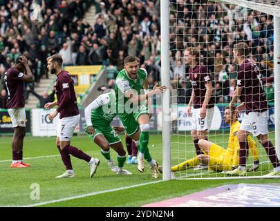 Edimburgo, Regno Unito. 27 ottobre 2024. Scottish Premiership - Hibernian FC V Heart of Midlothian FC 27/10/20/24 l'attaccante degli Hibs, Mykola Kukharevych, celebra dopo aver messo la squadra di casa 1-0 in prima linea al 65° minuto mentre gli Hibs affrontano i rivali della città Hearts all'Easter Road Stadium di Edimburgo, Regno Unito. Crediti: Ian Jacobs/Alamy Live News Foto Stock
