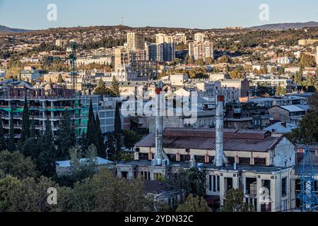 Tbilisi, Georgia. 27 ottobre 2024. Lo skyline di Tbilisi rivela un arazzo di strutture industriali e residenziali, che mostra l'architettura in evoluzione della città. Questa fotografia, scattata nel pomeriggio del 27 ottobre 2024, un giorno dopo le elezioni georgiane, riflette la miscela unica di storia e modernità della città. (VX Photo/ Vudi Xhymshiti) crediti: VX Pictures/Alamy Live News Foto Stock