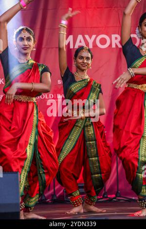 Trafalgar Square, 27 ottobre 2024 Diwali il festival delle luci è celebrato nel centro di Londra, credito: Paul Quezada-Neiman/Alamy Live News Foto Stock