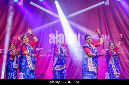 trafalgar Square, 27 ottobre 2024 Diwali il festival delle luci è celebrato nel centro di Londra, credito: Paul Quezada-Neiman/Alamy Live News Foto Stock