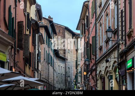 Le tipiche facciate rosse di Bologna in serata. Via Guglielmo Oberdan, Bologna, Emilia-Romagna, Italia Foto Stock