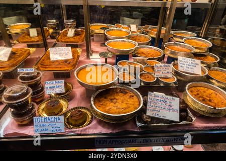 La torta di riso è una delle specialità bolognesi. L'esposizione di Paolo atti offre una selezione per la festa della città di San Lócca. Via degli Orefici, Bologna, Emilia-Romagna, Italia Foto Stock