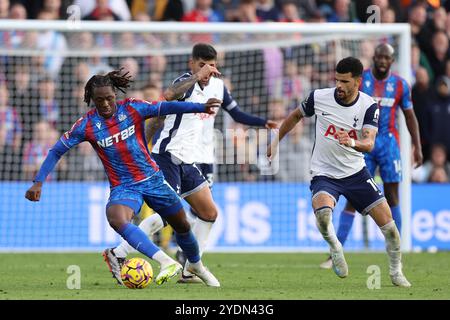 Eberechi Eze di Crystal Palace (a sinistra) e Dominic Solanke di Tottenham Hotspur (a destra) combattono per il pallone durante la partita di Premier League al Selhurst Park di Londra. Data foto: Domenica 27 ottobre 2024. Foto Stock