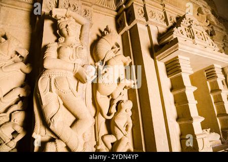 Dettaglio delle decorazioni del tempio Adeshwar Nath Jain ad Amar Sagar vicino a Jaisalmer nel Rajasthan, India Foto Stock