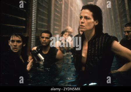 SIGOURNEY WEAVER e WINONA RYDER in ALIEN: RESURRECTION (1997), diretto da JEAN-PIERRE JEUNET. Crediti: 20TH CENTURY FOX / album Foto Stock