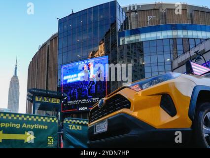 New York, Stati Uniti. 27 ottobre 2024. Il Madison Square Garden espone immagini dell'ex presidente Donald Trump in vista di una manifestazione di domenica 27 ottobre 2024 a New York. Il candidato presidenziale repubblicano Donald Trump sta organizzando una manifestazione al Madison Square Garden mentre le elezioni presidenziali degli Stati Uniti entreranno nei suoi ultimi 10 giorni. Credito: SOPA Images Limited/Alamy Live News Foto Stock