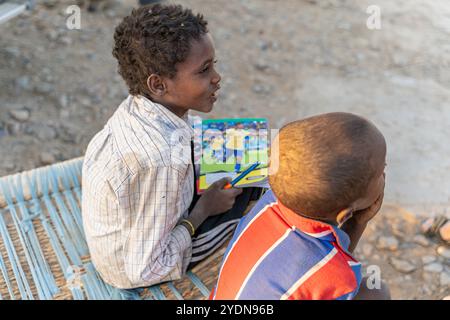 Bambini a Hamed Ela, insediamento della tribù Afar nella depressione del Danakil, Etiopia Foto Stock