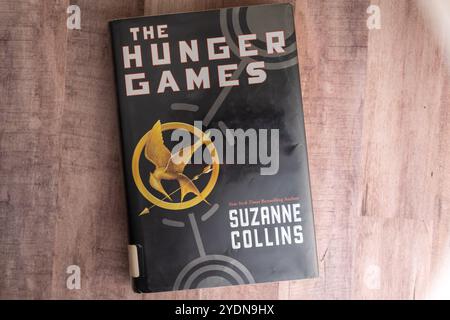 Una copia del BEST seller di Suzanne Collins The Hunger Games. Il libro è stato inserito nelle liste vietate di alcune scuole e biblioteche. Foto Stock