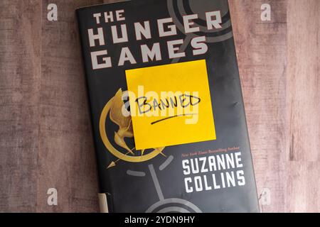 Una copia del BEST seller di Suzanne Collins The Hunger Games. Il libro è stato inserito nelle liste vietate di alcune scuole e biblioteche. Foto Stock