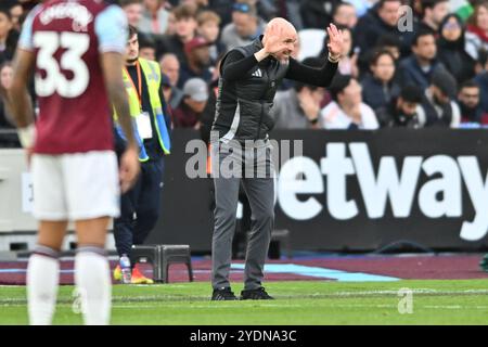 Il manager Erik Ten Hag (Manager Manchester United) gesta durante la partita di Premier League tra West Ham United e Manchester United allo Stadio di Londra, Stratford, domenica 27 ottobre 2024. (Foto: Kevin Hodgson | mi News) crediti: MI News & Sport /Alamy Live News Foto Stock