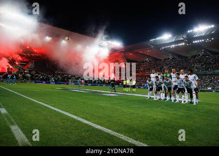 Pirotecnica dei tifosi del Legia e della squadra del Legia vista durante la partita della UEFA Europa Conference League tra le squadre del Legia Warszawa e del Real Betis Balompie Foto Stock