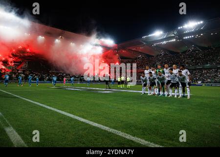 Pirotecnica dei tifosi del Legia e della squadra del Legia vista durante la partita della UEFA Europa Conference League tra le squadre del Legia Warszawa e del Real Betis Balompie Foto Stock