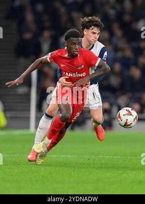 Londra, Regno Unito. 19 ottobre 2024. Londra, Inghilterra - 24 ottobre: Archie Gray (destra) del Tottenham Hotspur combatte con AZ Ernest Poku (sinistra) durante la partita UEFA Europa League 2024/25 tra Tottenham Hotspur e AZ Alkmaar al Tottenham Hotspur Stadium il 24 ottobre 2024 a Londra, Inghilterra. (David Horton/SPP) credito: SPP Sport Press Photo. /Alamy Live News Foto Stock