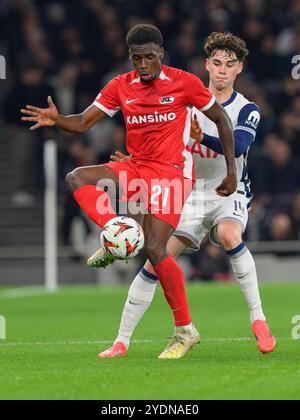 Londra, Regno Unito. 19 ottobre 2024. Londra, Inghilterra - 24 ottobre: Archie Gray (destra) del Tottenham Hotspur combatte con AZ Ernest Poku (sinistra) durante la partita UEFA Europa League 2024/25 tra Tottenham Hotspur e AZ Alkmaar al Tottenham Hotspur Stadium il 24 ottobre 2024 a Londra, Inghilterra. (David Horton/SPP) credito: SPP Sport Press Photo. /Alamy Live News Foto Stock