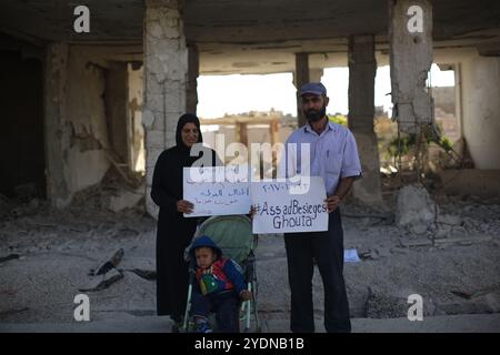 Descrizione: Una veglia è organizzata dai residenti della zona di al-Marj a Ghouta orientale, il primo giorno del lancio della campagna contro l'assedio di al-Ghouta imposto dal presidente al-Assad. La veglia e la campagna invitano la comunità internazionale a rompere l'assedio di al-Ghouta, parzialmente assediata dal regime siriano dal 2013 Foto Stock